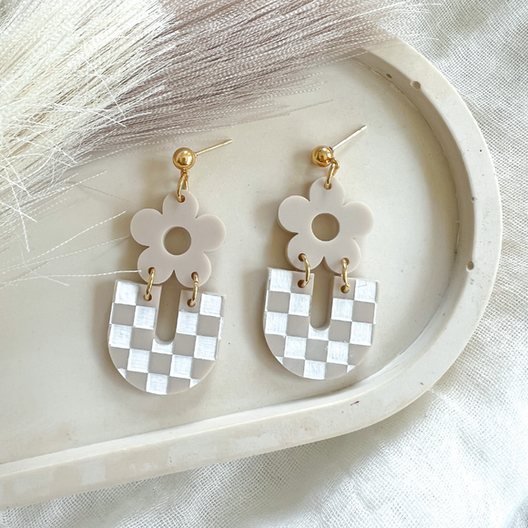 Everyday Mia Earrings- Ecru